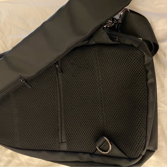 Men’s black bag for iPad or laptop. - Picture 10 of 16